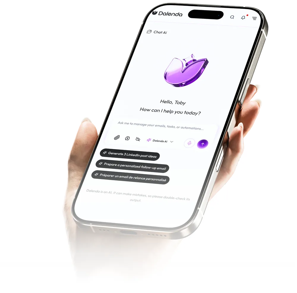Dalenda sur smartphone, ouvert sur le chat IA et ses suggestions d'actions